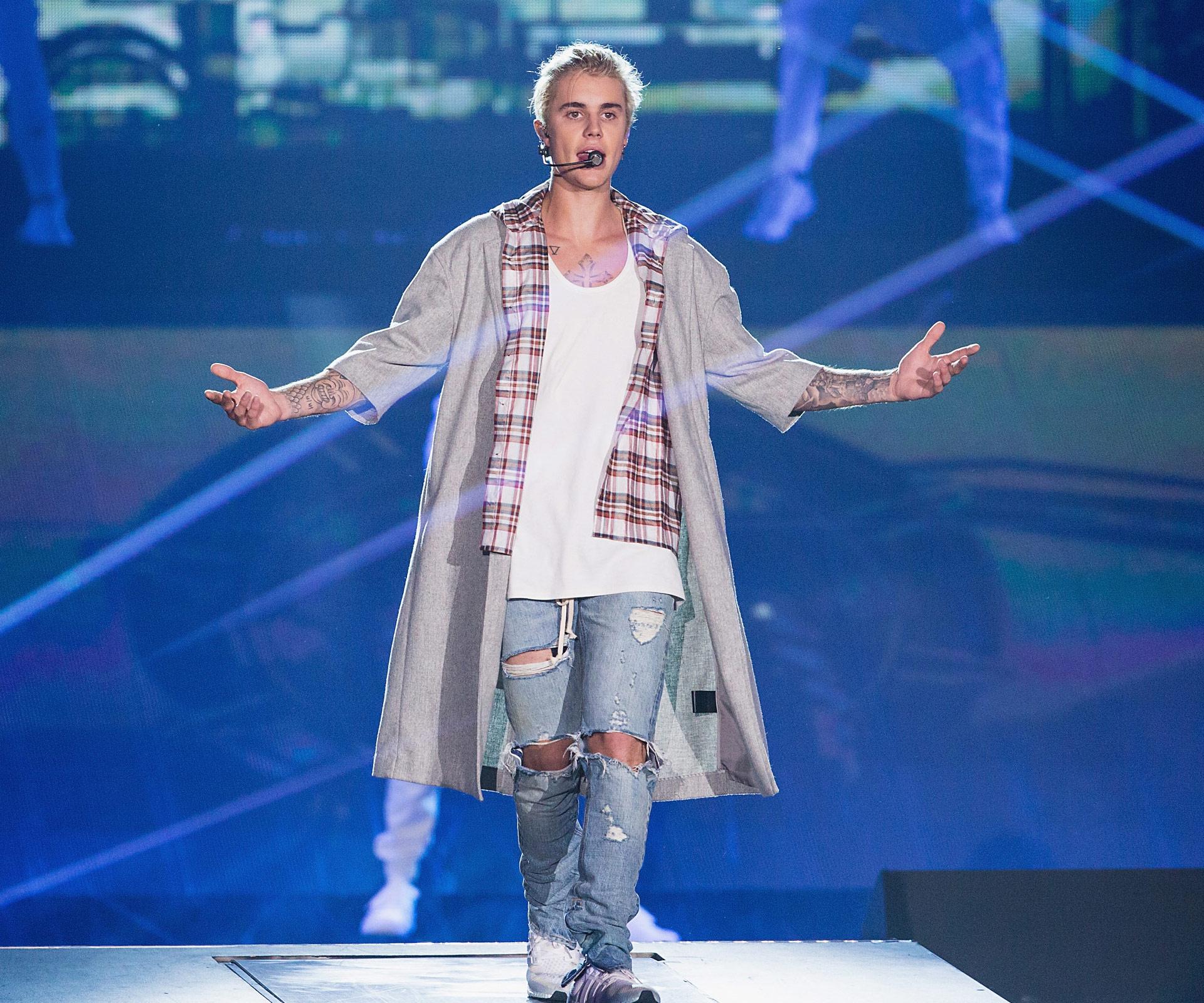 Justin Bieber Gets Mad At Fans Storms Off Stage