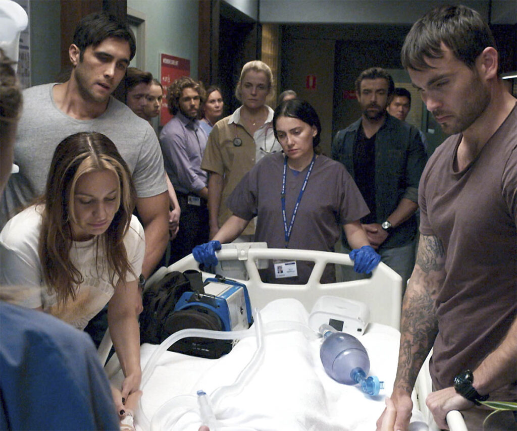 Eden, Cash and Tane say goodbye to Felicity as she's wheeled down the hospital corridor to donate her organs.