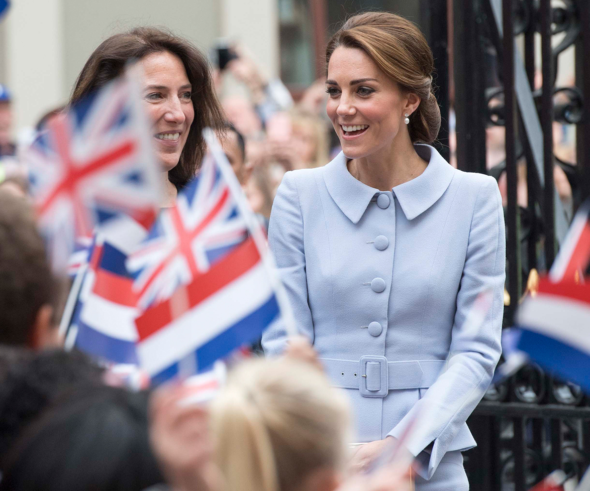 Kate Middleton flies commercial, shocks the whole plane